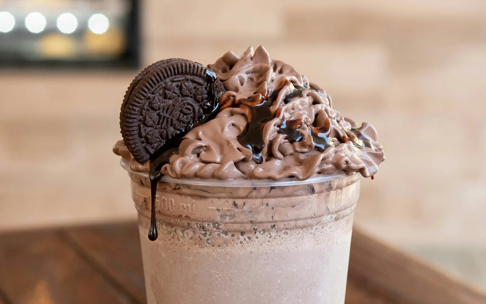 Starbucks Frappuccino mit Schlagsahne und Schokoladensauce