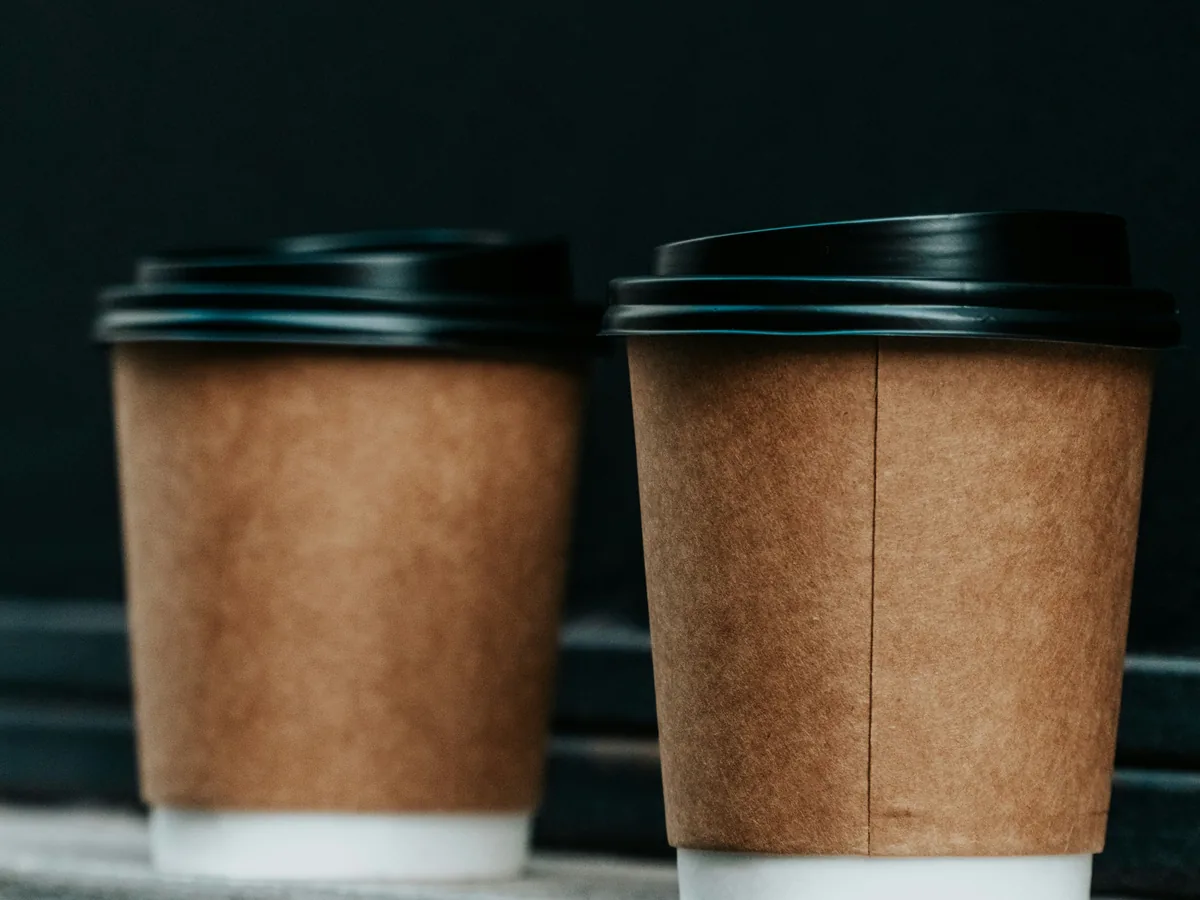 Zwei Coffee-to-go-Becher unterschiedlicher Größe nebeneinander