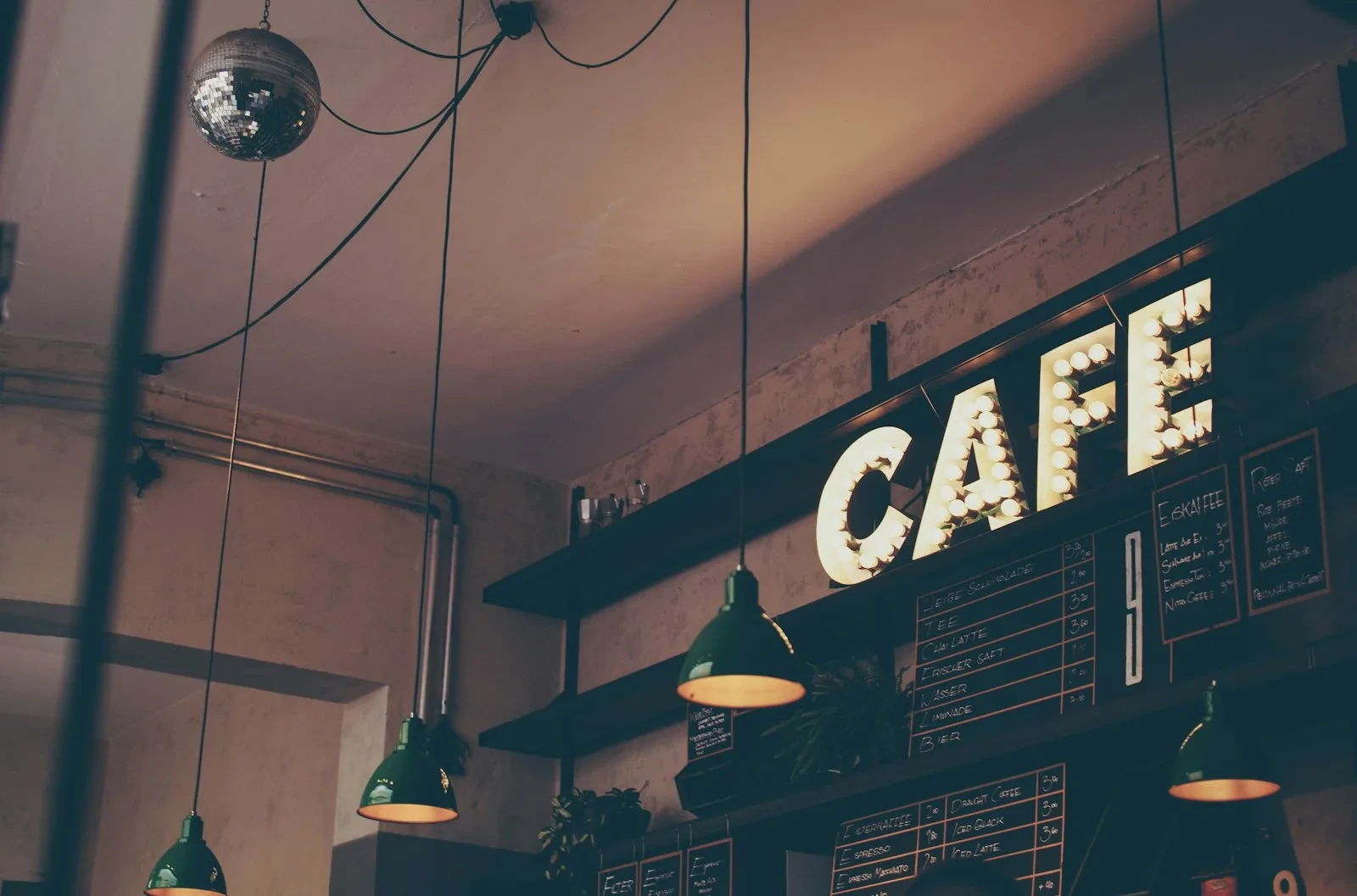 Intérieur chaleureux d'un salon de café Starbucks avec comptoir et barista en plein service