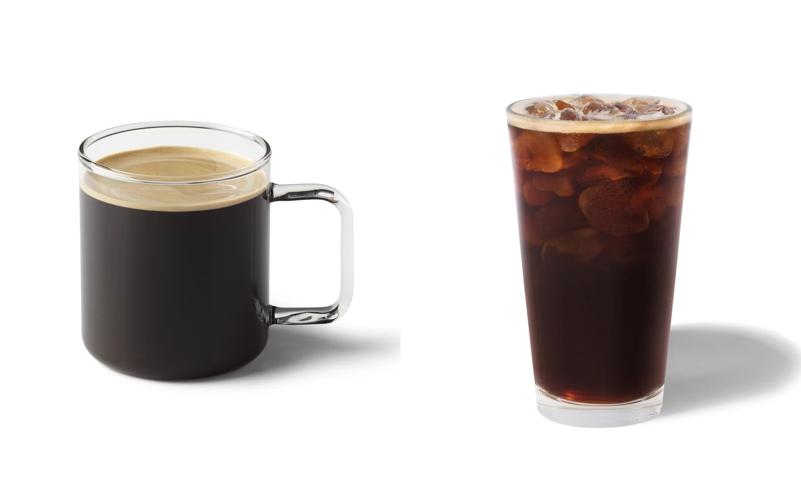 Starbucks Caffè Americano im Glasbecher und Iced Americano mit Eiswürfeln vor weißem Hintergrund