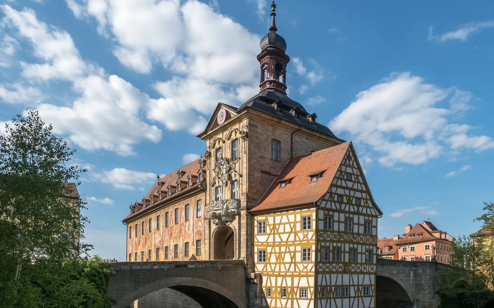 Das Alte Rathaus Bamberg, auf einer Brücke über die Regnitz erbaut