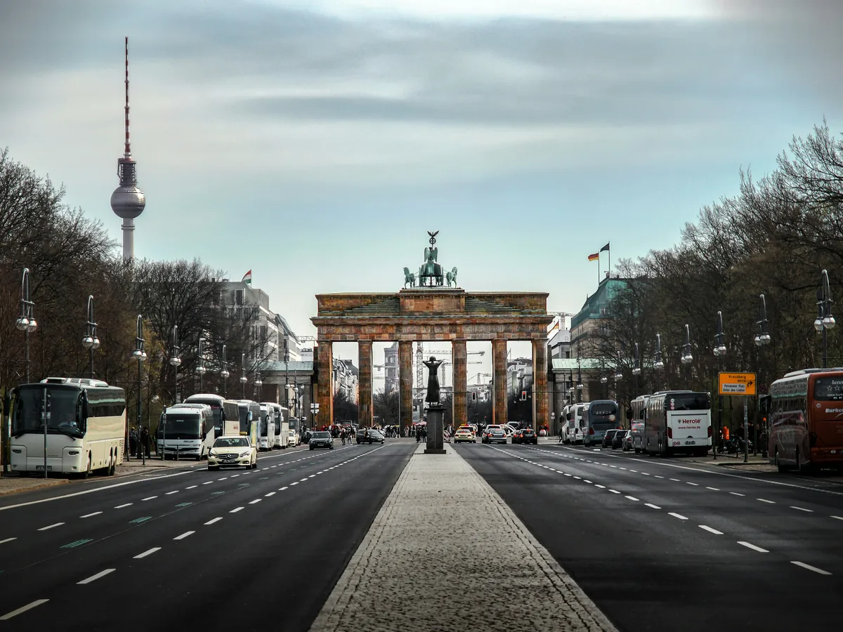 Brandenburger Tor mit Straße und Fernsehturm im Hintergrund, Berlin