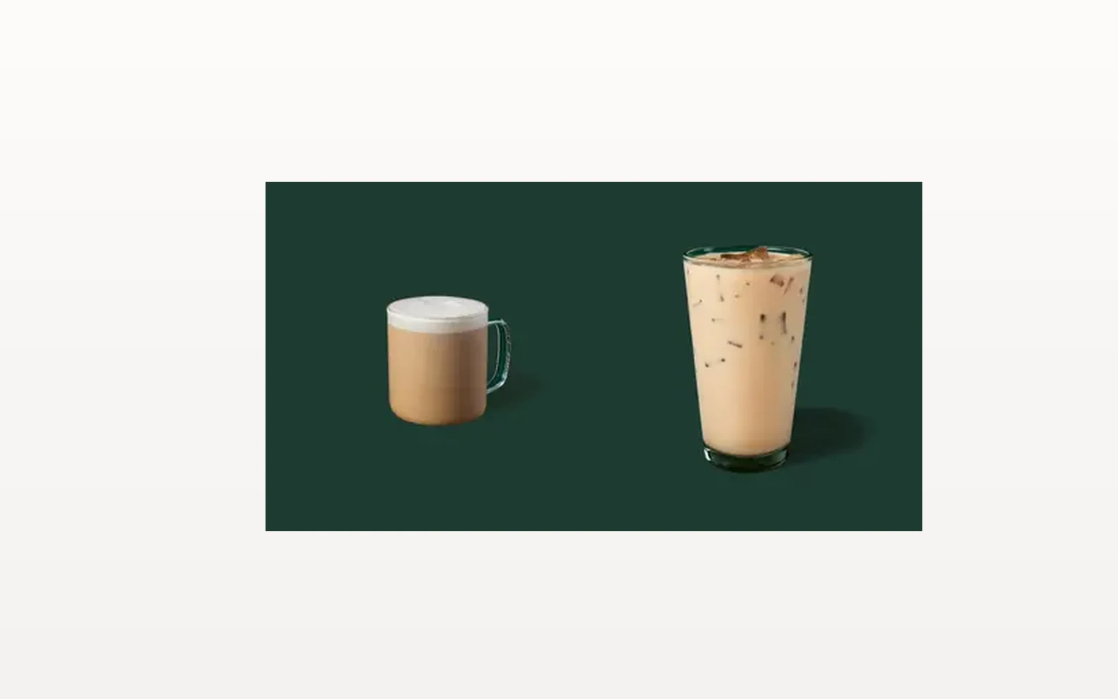 Heißer Starbucks Chai Tea Latte in weißer Tasse mit Zimtschaum neben einem Iced Chai Latte