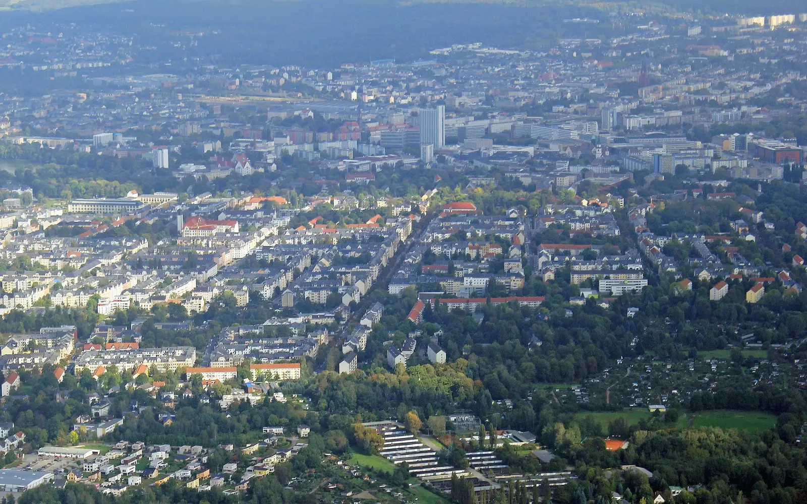 Luftaufnahme der Chemnitzer Innenstadt mit Wohnvierteln und Hochhäusern