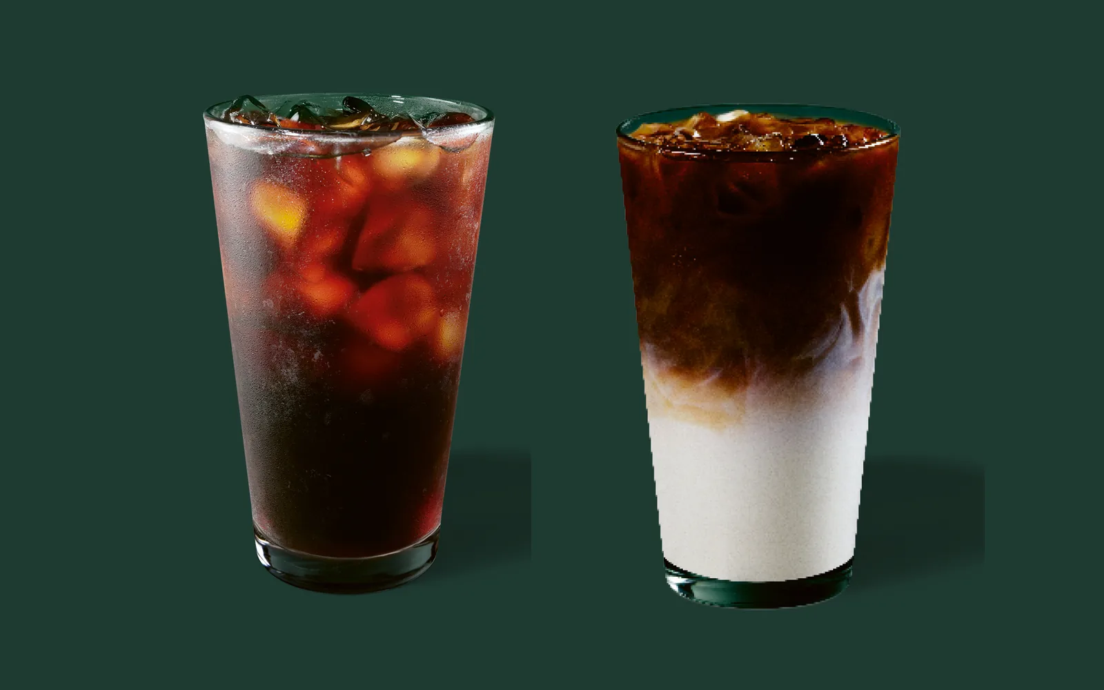 Starbucks Cold Brew und Cold Brew Latte mit Eis im Glas vor dunkelgrünem Hintergrund