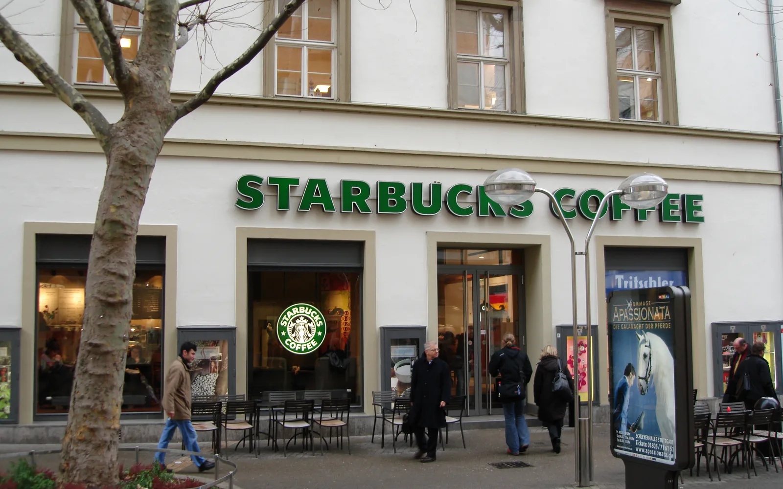 Starbucks-Filiale mit Schriftzug an einer Fußgängerzone in Deutschland
