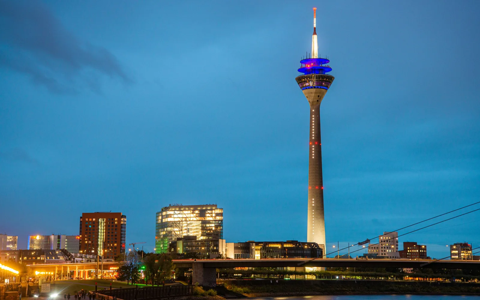 Rheinturm in Düsseldorf zur blauen Stunde