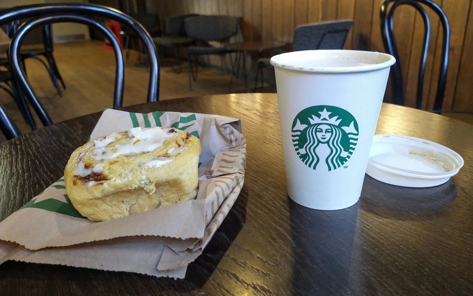 Flat White mit Latte-Art-Herz in weißer Tasse (Symbolbild)