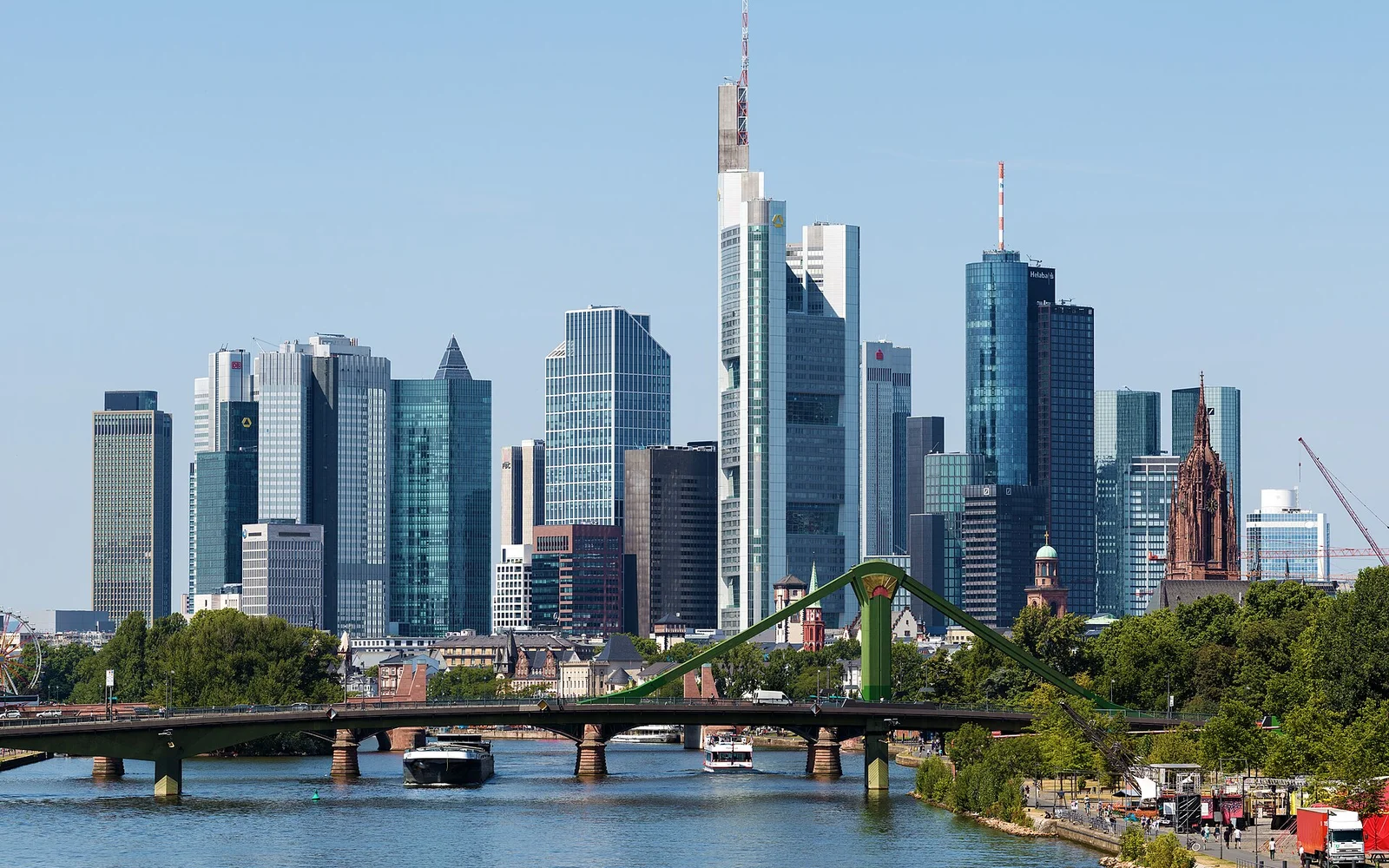 Frankfurt am Main Skyline mit Blick auf das Bankenviertel und den Main