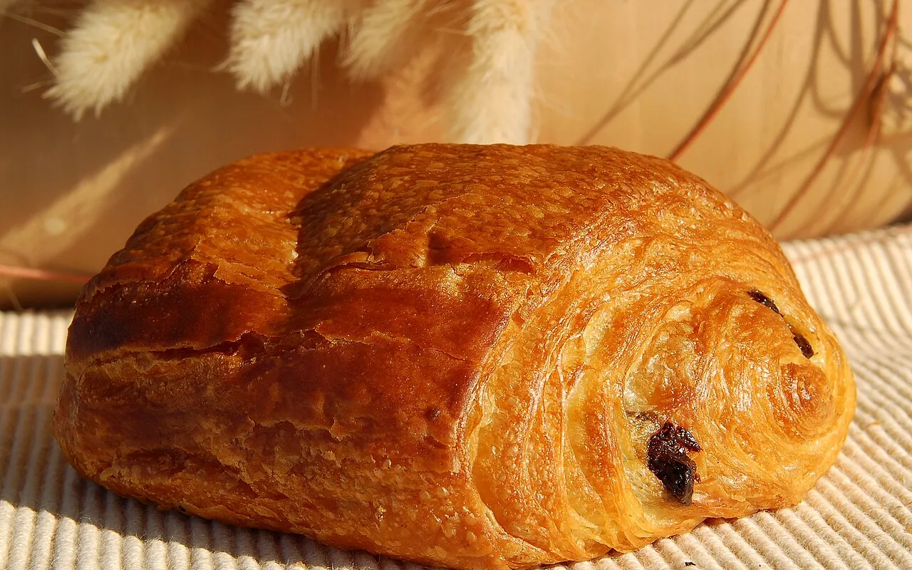 Frisch gebackenes Pain au Chocolat auf einem Tischset
