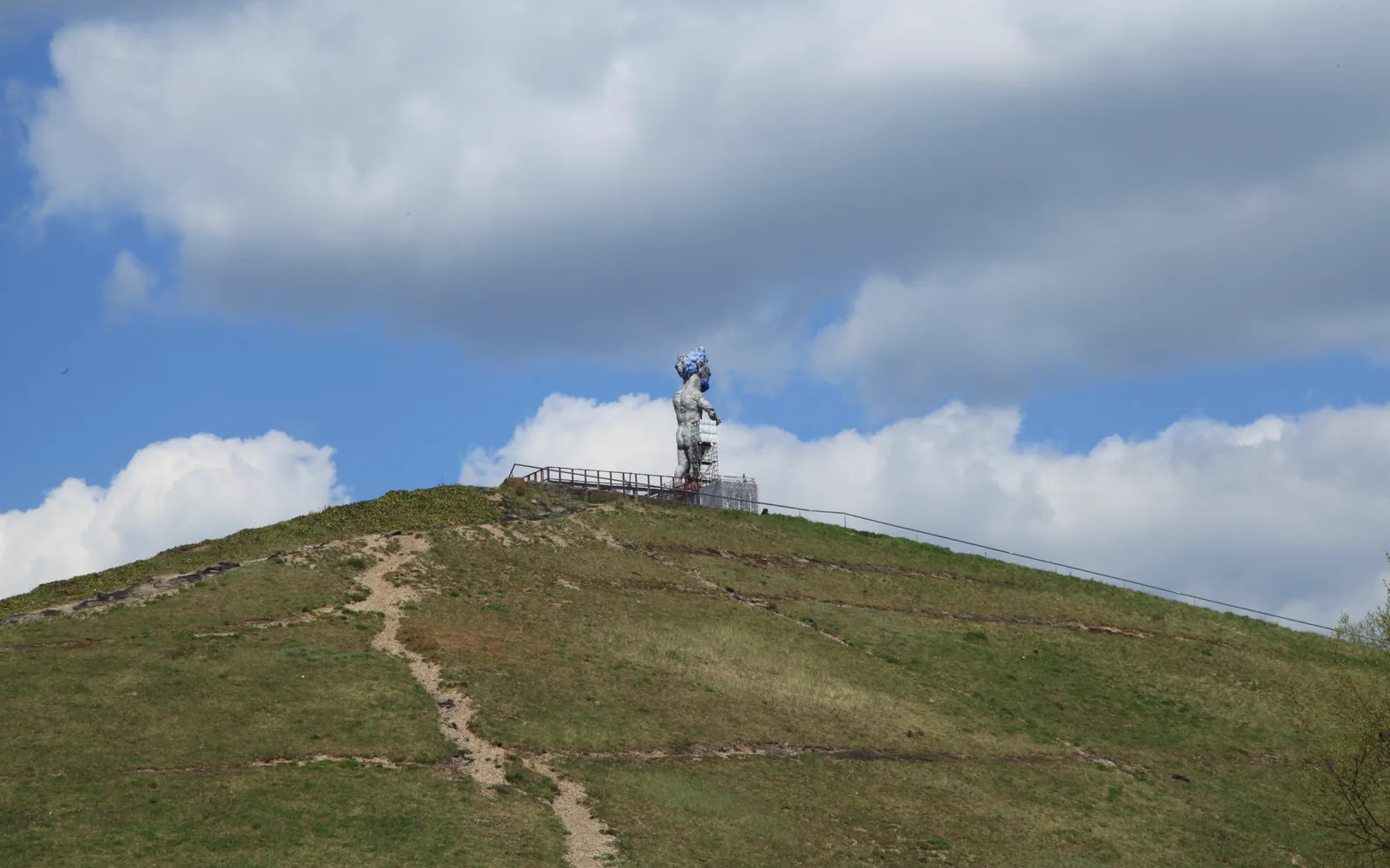 Die Herkules-Statue über der Pyramide im Nordsternpark in Gelsenkirchen, dem ehemaligen Zechengelände Nordstern