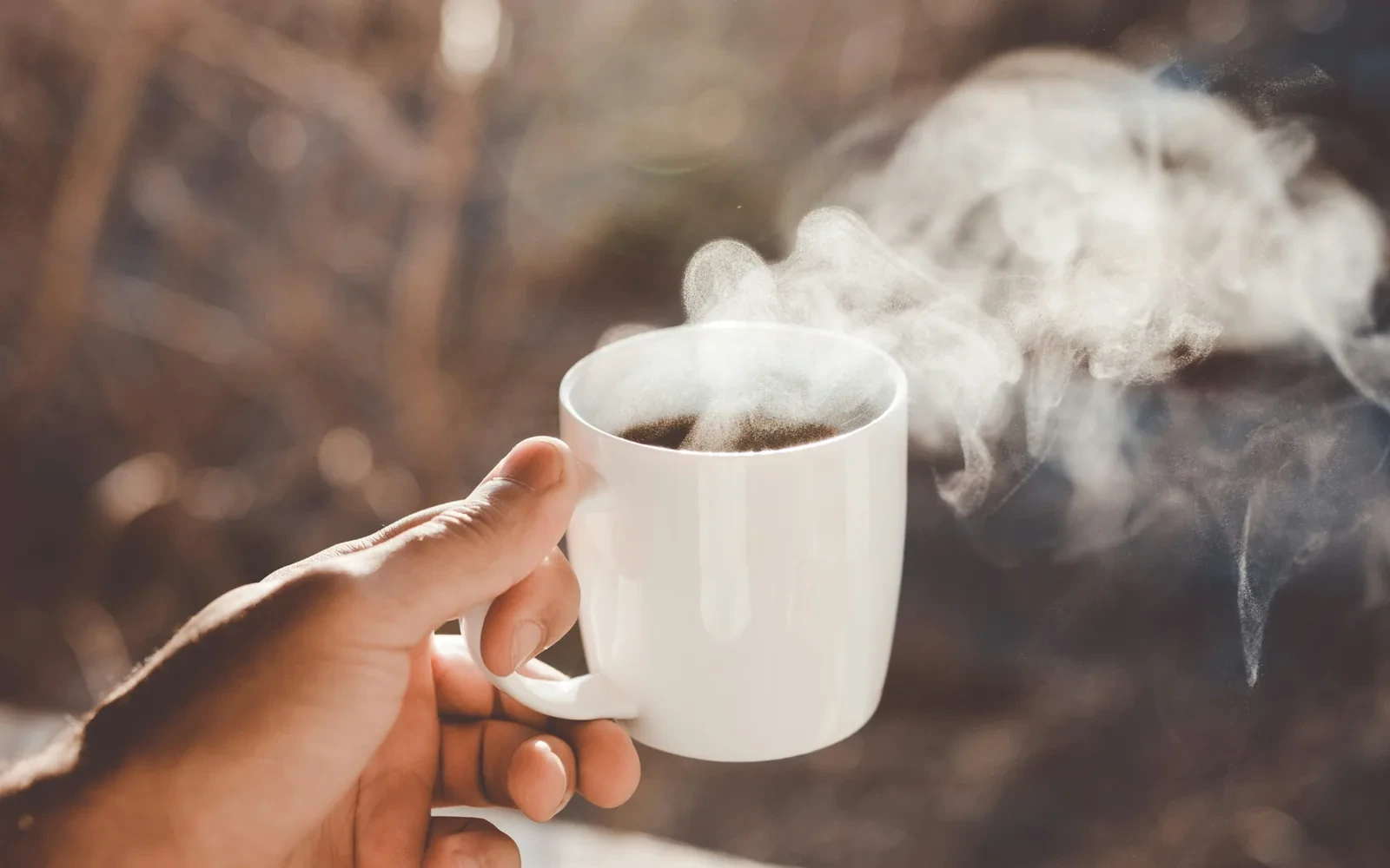 Kaffeegenuss für Frühaufsteher und Pendler: Frischer Starbucks Kaffee am Morgen
