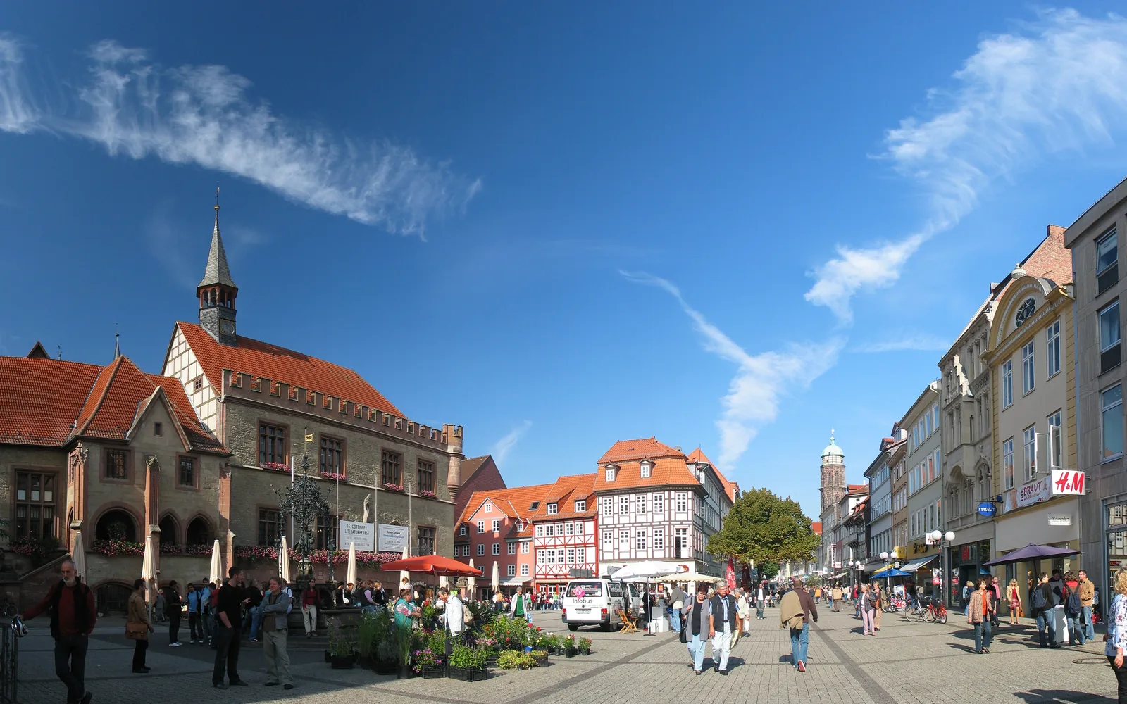 Marktplatz in Göttingen mit Altem Rathaus und Gänseliesel-Brunnen