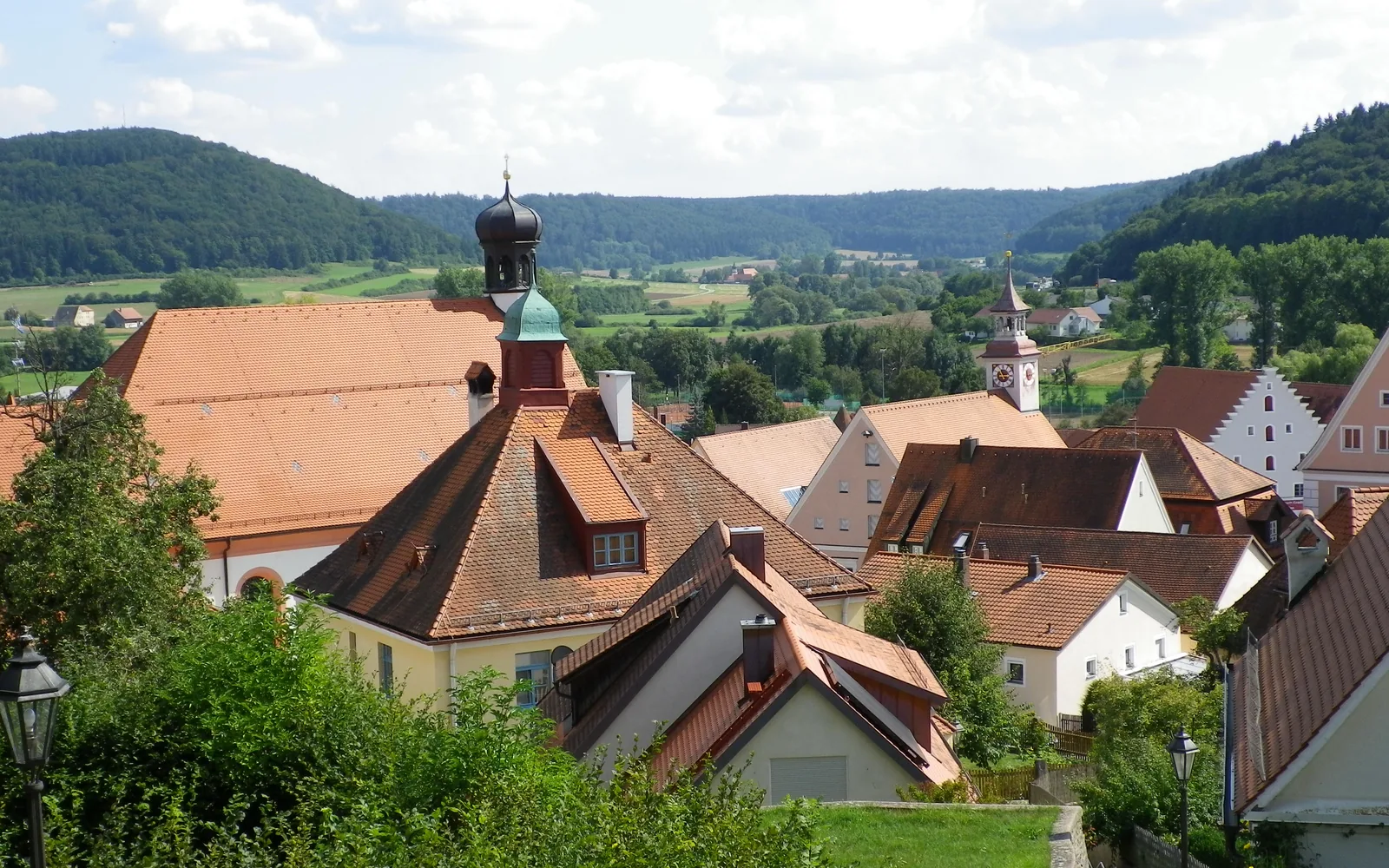 Blick über die Dächer von Greding im Altmühltal mit Kirchturm