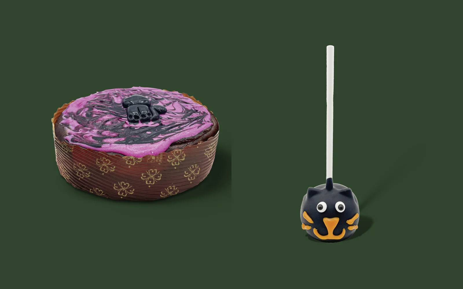 Mystery Black Cat Swirl mit lila Frosting und Cake Pop Mystery Black Cat von Starbucks vor dunkelgrünem Hintergrund