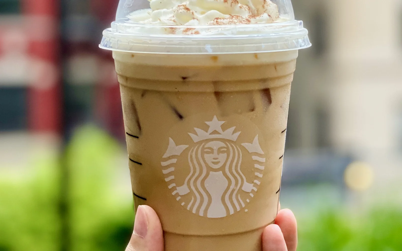 Glas Iced Coffee mit Eiswürfeln und Milch (Symbolbild)