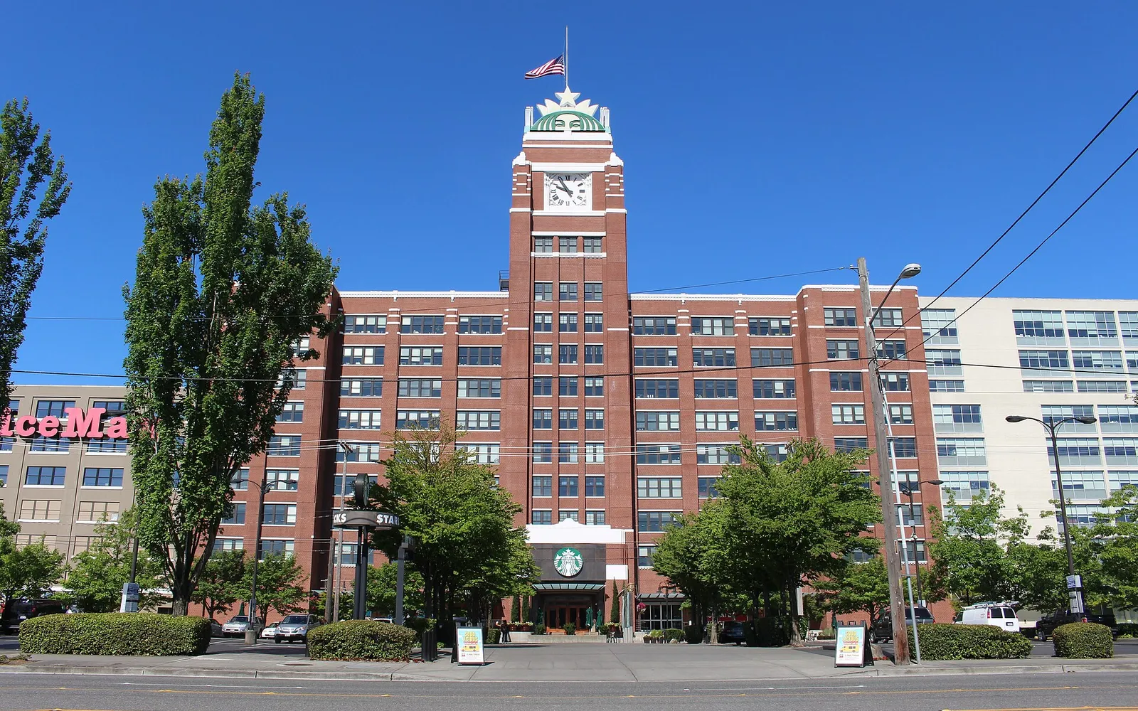 Starbucks Center in Seattle, Backsteingebäude mit Uhrturm und Sirenen-Logo, Hauptsitz von Starbucks