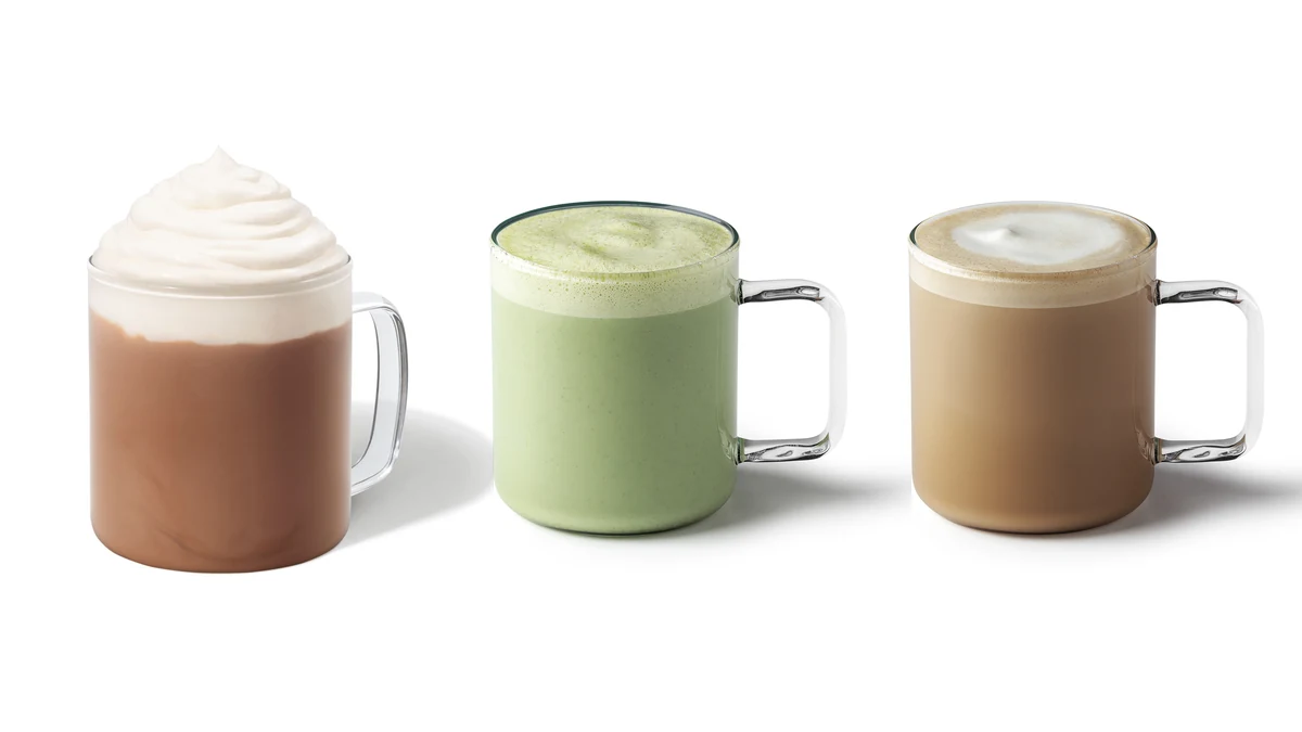 Starbucks Classic Hot Chocolate, Matcha Tea Latte und Chai Tea Latte vor weißem Hintergrund