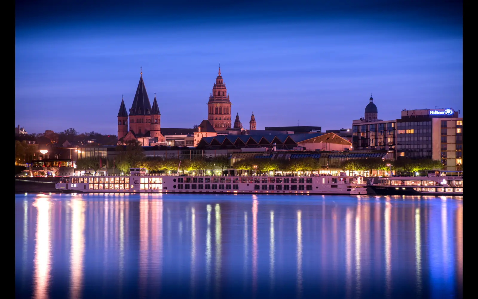 Mainzer Dom und Rheinufer-Skyline zur blauen Stunde