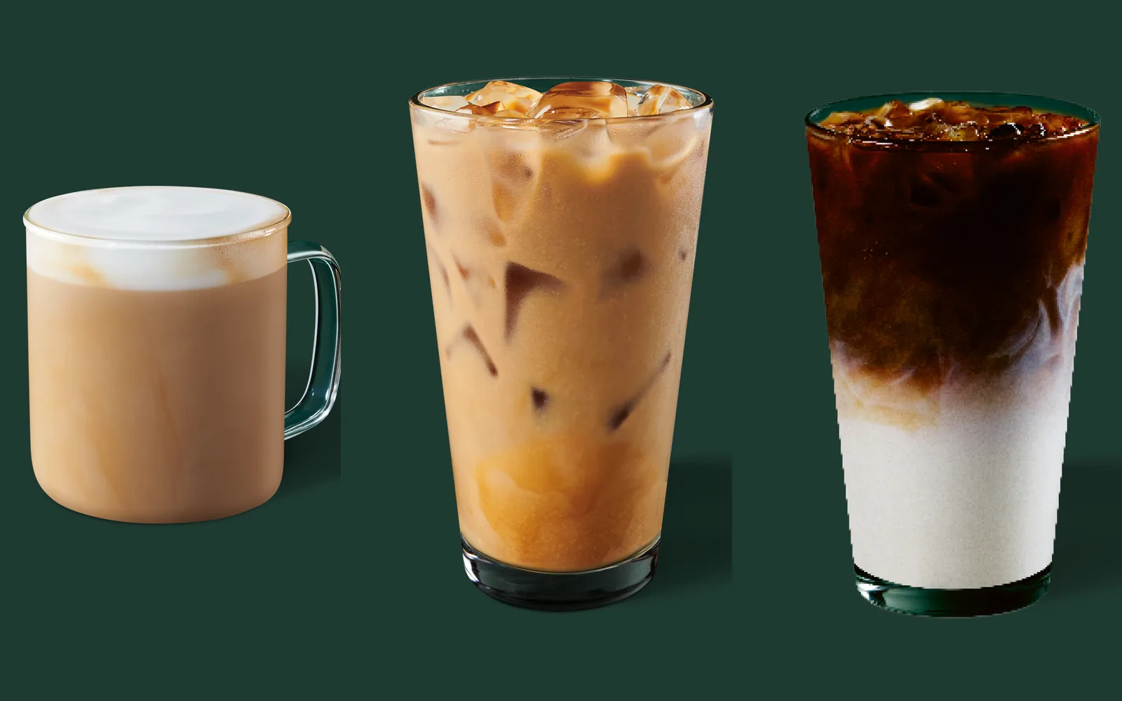 Starbucks Caffè Latte, Iced Caffè Latte und Cold Brew Latte vor dunkelgrünem Hintergrund