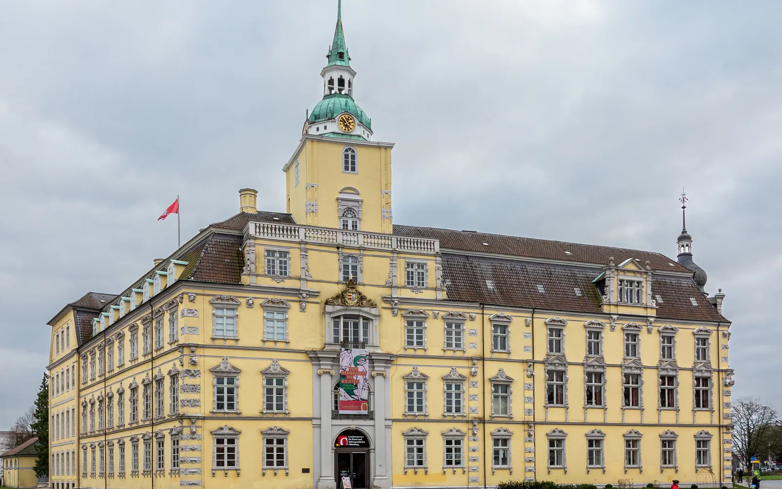 Oldenburger Schloss am Schlossplatz mit Turm und grüner Kuppel