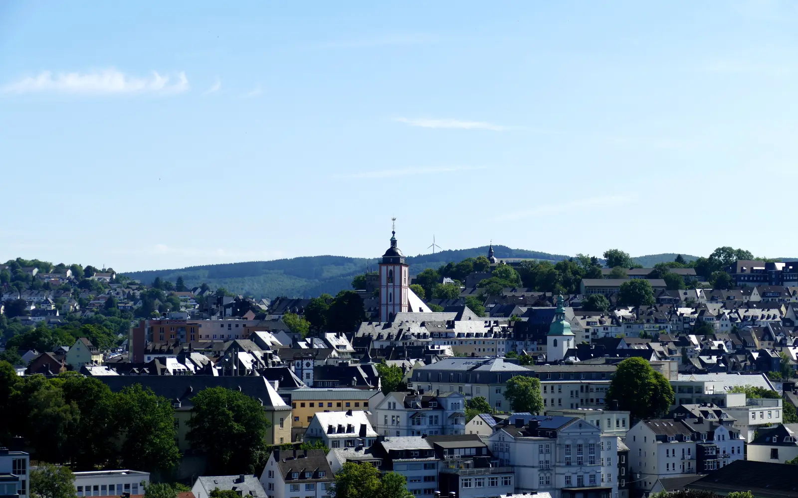 Blick über die Siegener Innenstadt mit der Nikolaikirche und dem Krönchen