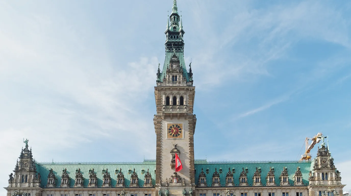Hamburger Rathaus mit Rathausmarkt bei Sonnenschein
