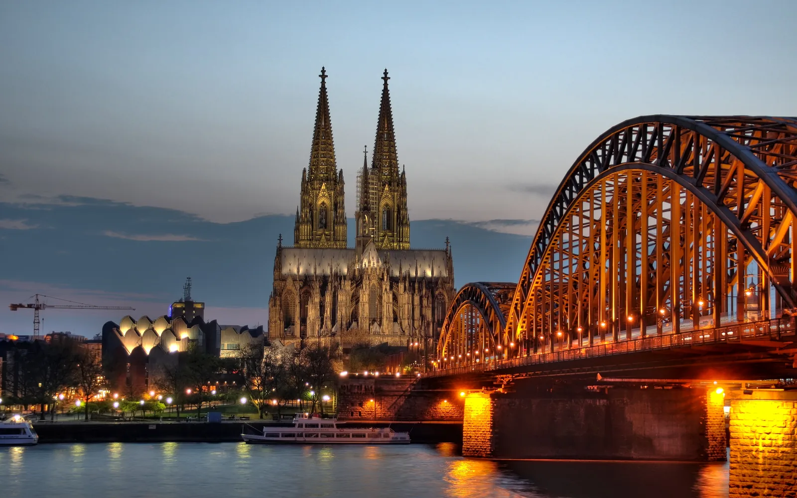 Kölner Dom und Hohenzollernbrücke bei Abenddämmerung, die Motive der Sammeltasse