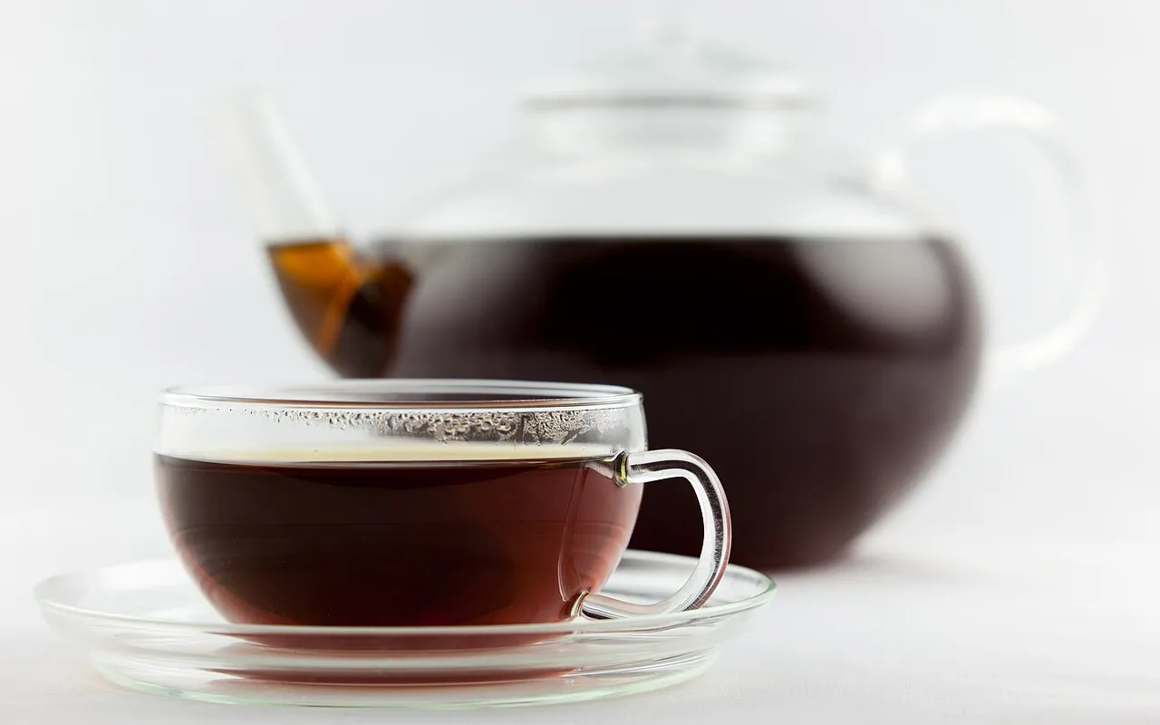 Frisch aufgebrühter Earl Grey Tee in Glastasse und Glaskanne