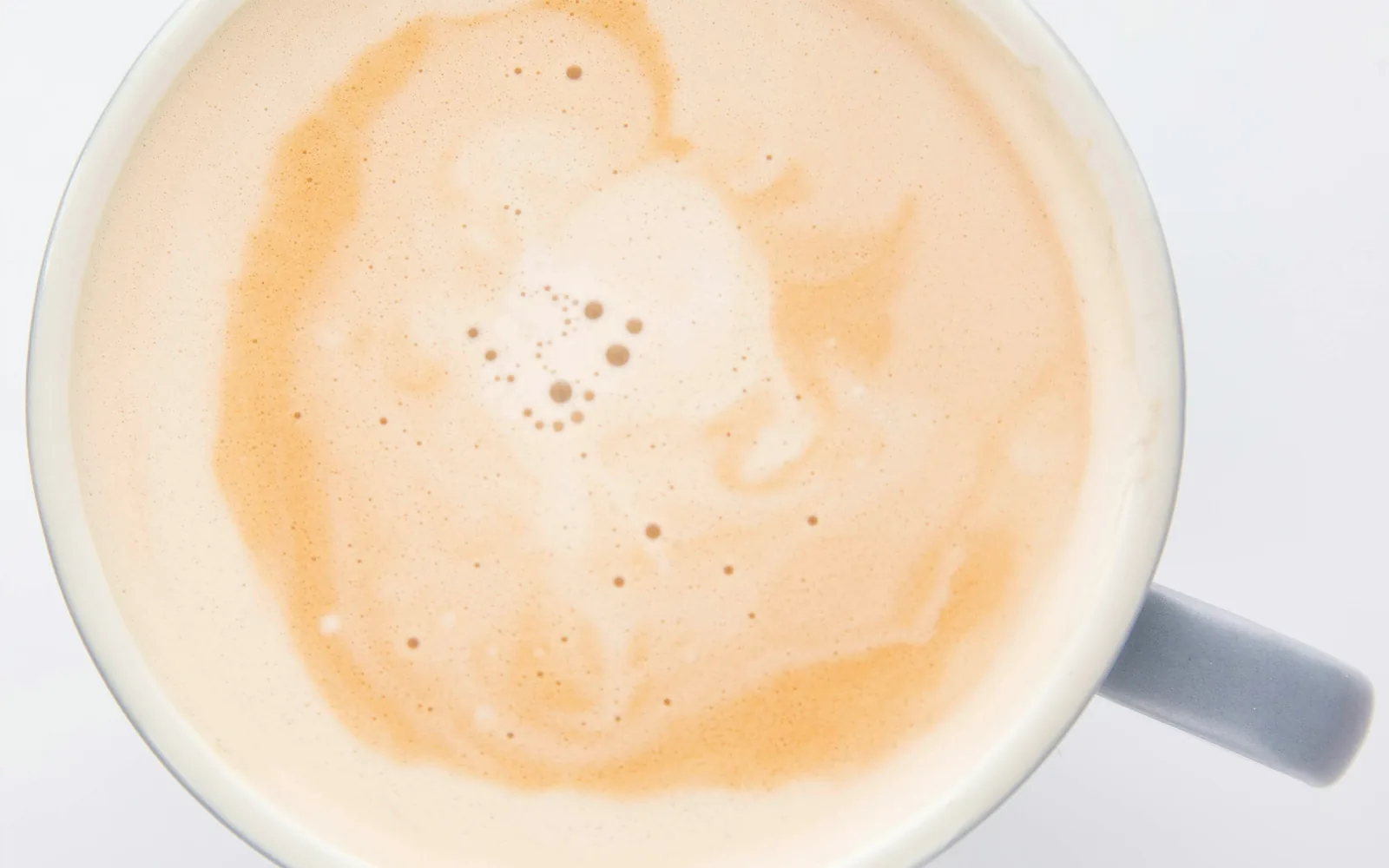 Latte mit pflanzlicher Milch von oben fotografiert